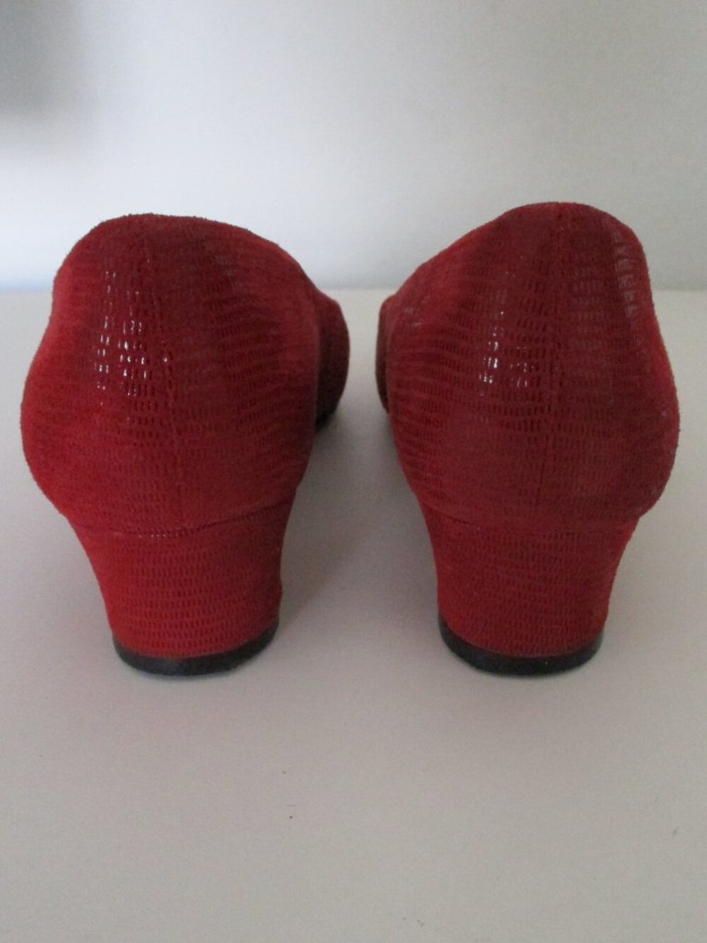 Van Eli Womens Red Embossed Snakeskin Textile 1.25" Low-Heel Pump Shoe - Size 4M - Picture 7 of 8